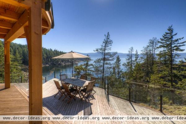 rustic deck by Kettle River Timberworks Ltd.