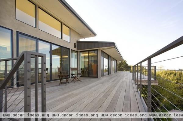 contemporary deck by Mark English Architects, AIA