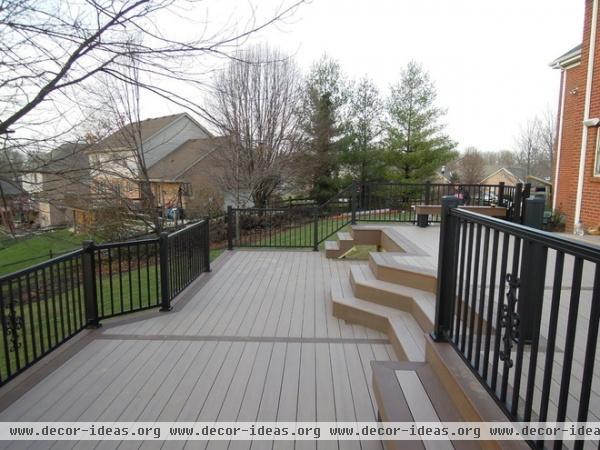 traditional deck by Thomas Decks, LLC