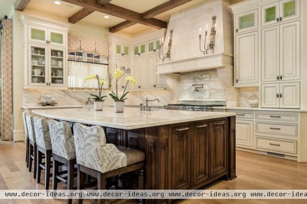 traditional kitchen by Platinum Series by Mark Molthan