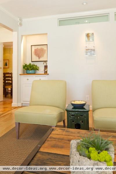 beach style family room by Charmean Neithart Interiors, LLC.