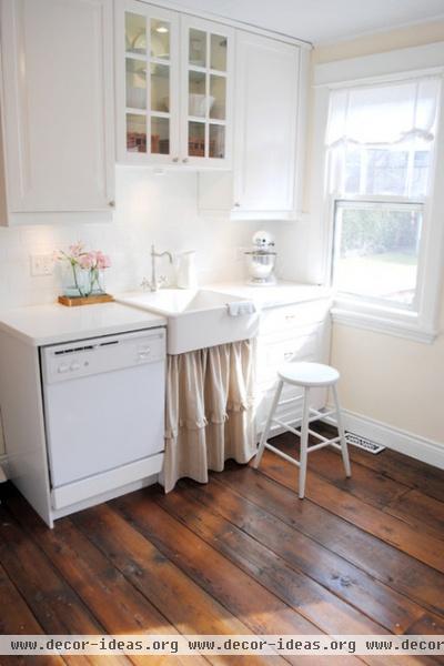 traditional kitchen Canadian Cottage