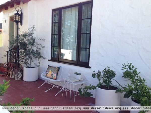 mediterranean patio My Houzz: Supersatured Colors Brighten a 1920s Home in L.A.