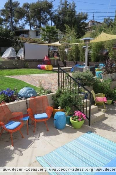 eclectic patio My Houzz: Supersatured Colors Brighten a Spanish Style L.A. Home