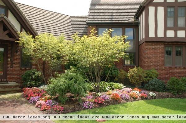 traditional landscape by Hedge Landscape