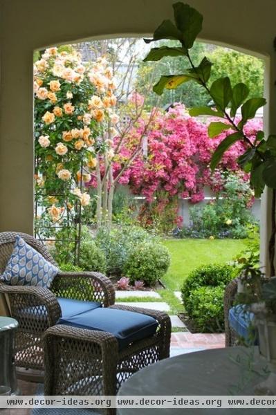 mediterranean patio by Garden Pacific