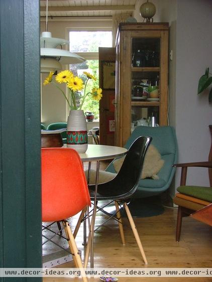 midcentury dining room by Kaylovesvintage