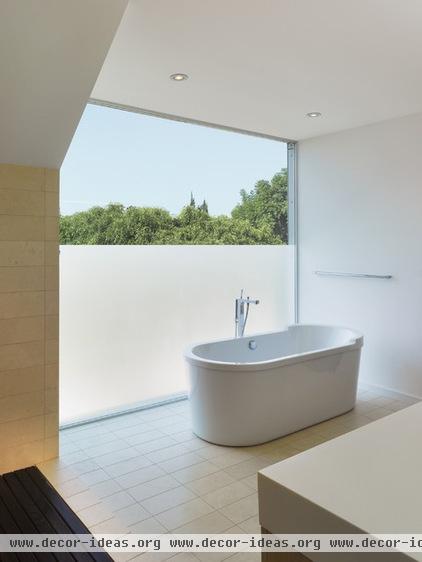 modern bathroom by Griffin Enright Architects