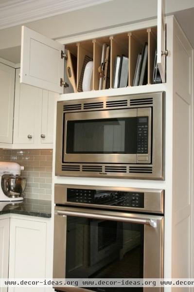 traditional kitchen by The Kitchen Studio of Glen Ellyn