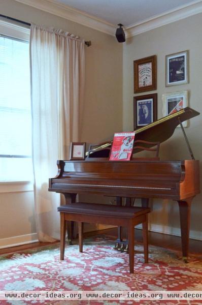 traditional living room by Sarah Greenman