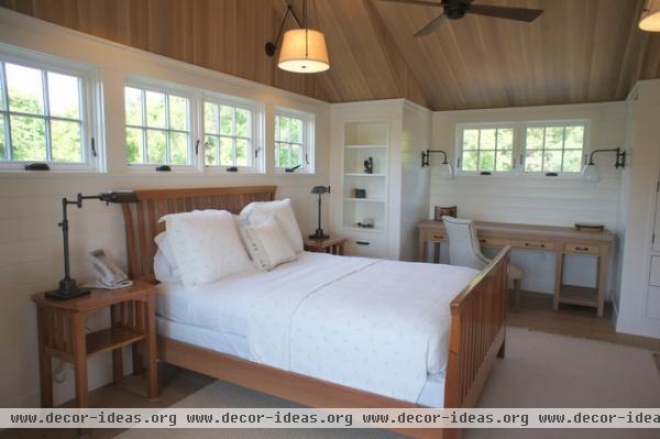 rustic bedroom by Solomon+Bauer+Giambastiani Architects