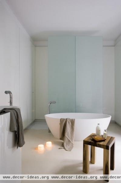 contemporary bathroom by YLAB Arquitectos