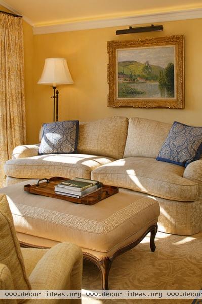 traditional family room by Lindy Donnelly