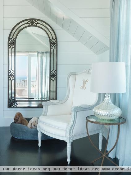 beach style bedroom by Nat Rea Photography