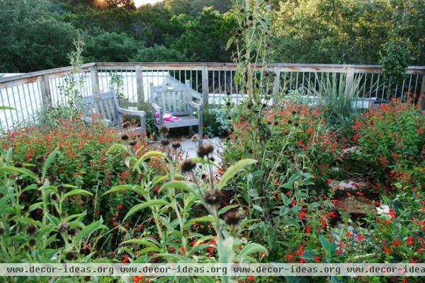 traditional landscape by Casey Boyter Gardens