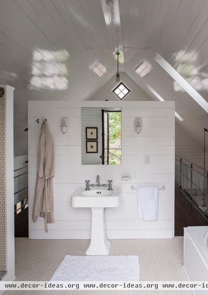 rustic bathroom by Jean Longpré