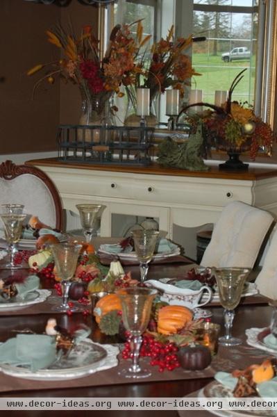 traditional dining room Thanksgiving Tablescape