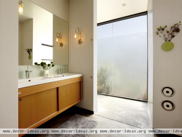 modern bathroom by Schwartz and Architecture