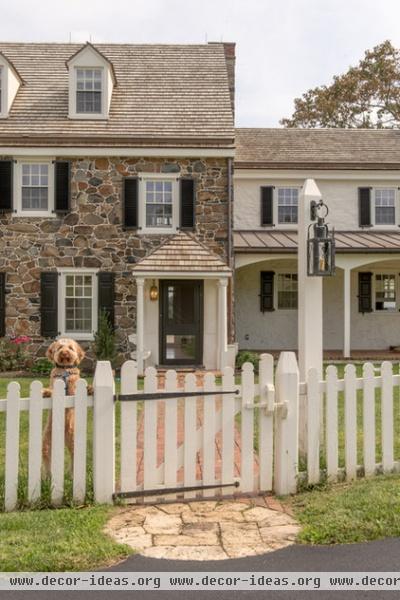 farmhouse exterior by Archer & Buchanan Architecture, Ltd.