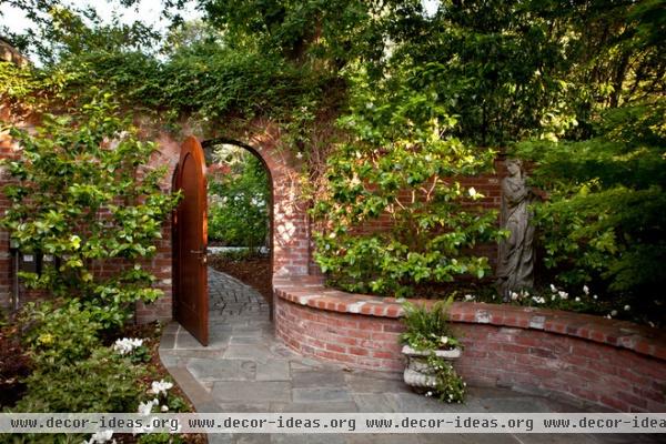 traditional landscape by Design Focus Int'l Landscape Architecture & Build