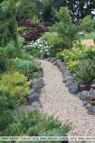 eclectic landscape by Fifth Season Landscape Design & Construction