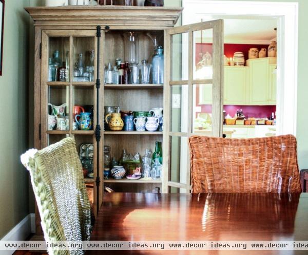 traditional dining room by Mina Brinkey