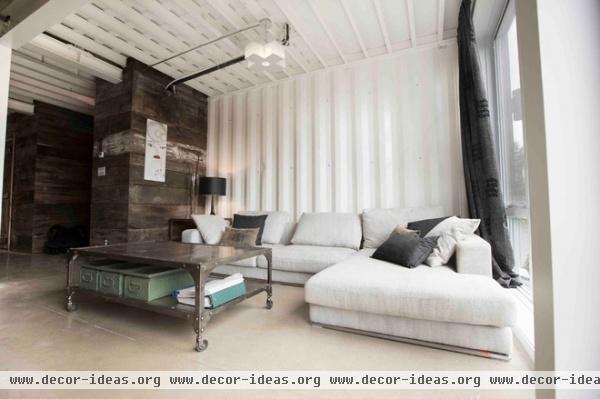 industrial living room by Les Collections Dubreuil