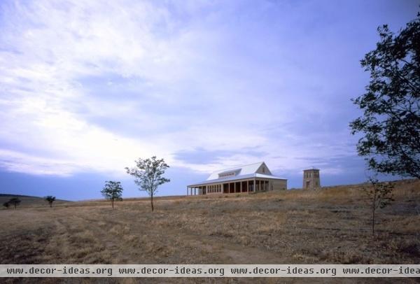 farmhouse exterior by Bosworth Hoedemaker