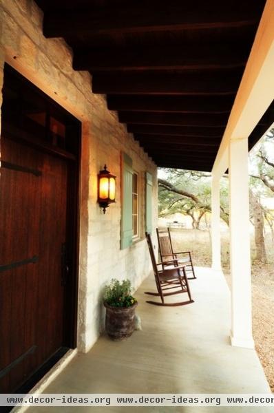 farmhouse porch by Bonterra Building & Design