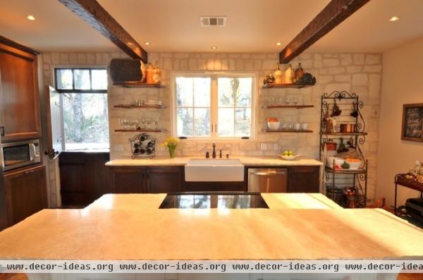 farmhouse kitchen by Bonterra Building & Design