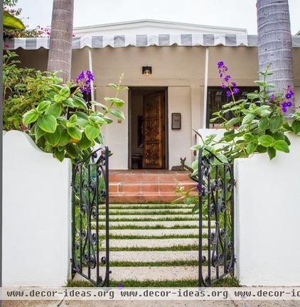 Houzz Tour: Mediterranean Minimalism for a California Bungalow