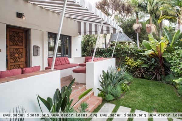 Houzz Tour: Mediterranean Minimalism for a California Bungalow