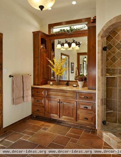 Inside Houzz: Rich Wood Transforms a Dallas Bathroom