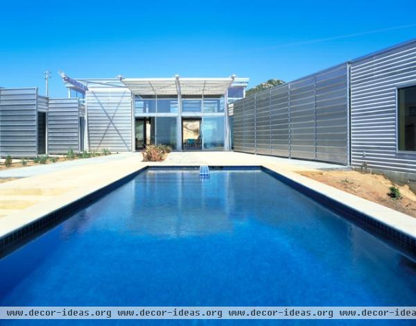 contemporary pool by Daly Genik