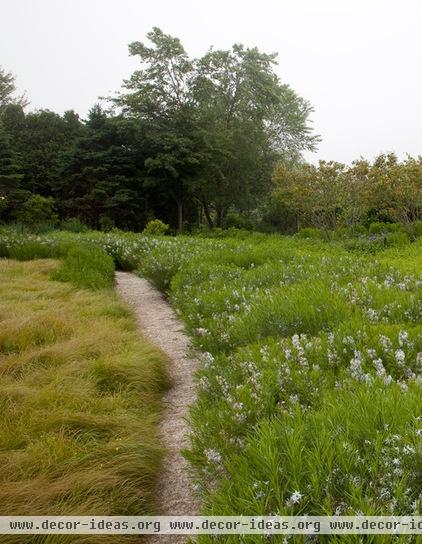 traditional landscape by Jack deLashmet and Associates