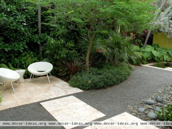 contemporary landscape by Raymond Jungles, Inc.