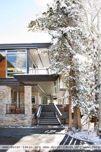 contemporary exterior by Charles Cunniffe Architects Aspen