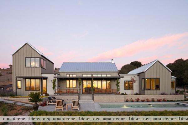 Houzz Tour: Barns Inspire a Modern Farm Compound