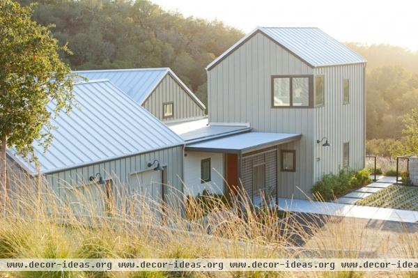 Houzz Tour: Barns Inspire a Modern Farm Compound