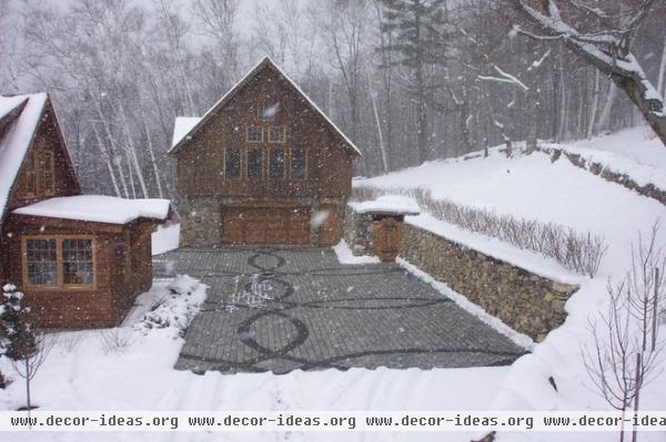 traditional garage and shed by TERRIGENOUS Landscape Architecture