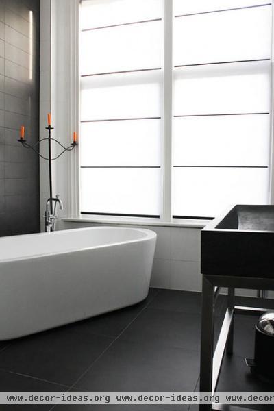 modern bathroom by Louise de Miranda