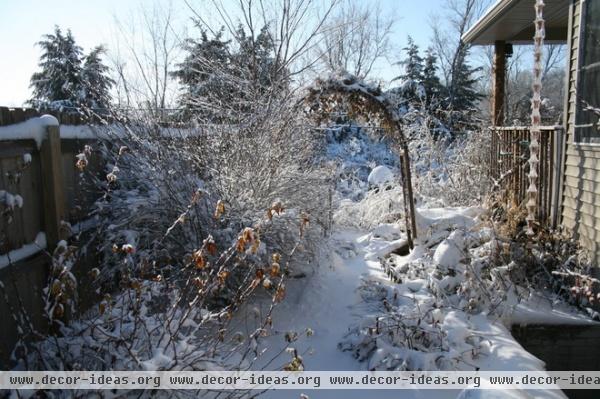 traditional landscape by Benjamin Vogt / Monarch Gardens