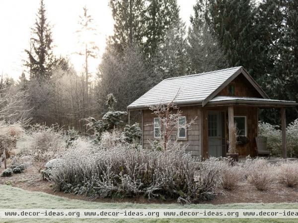 Look Beyond Plants for a Wonderful Winter Garden