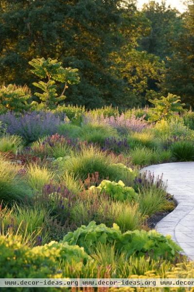 contemporary landscape by Adam Woodruff + Associates, Garden Artisans