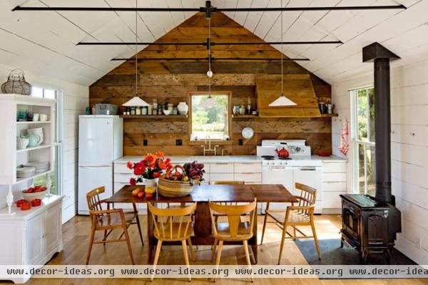 farmhouse kitchen by Jessica Helgerson Interior Design