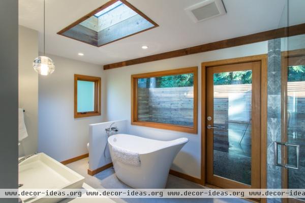 midcentury bathroom by Synthesis Design Inc.