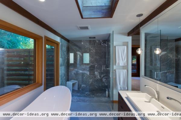 midcentury bathroom by Synthesis Design Inc.