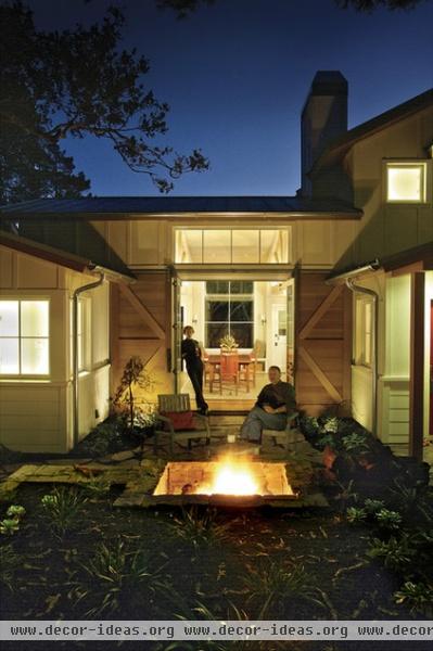 farmhouse patio by Justin Pauly Architects