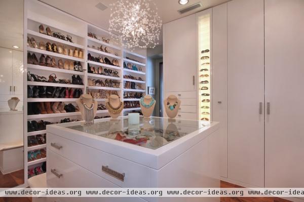 contemporary closet by Jeri Koegel Photography