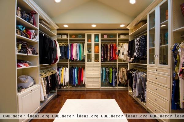 traditional closet by Bella Systems